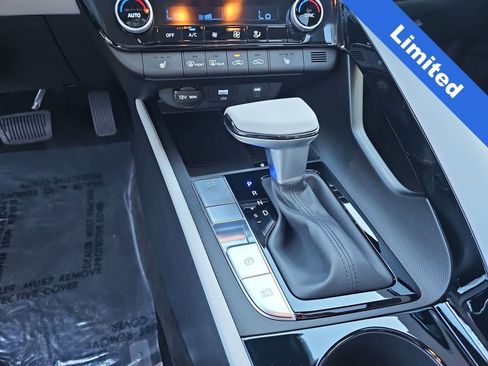 Used 2025 Hyundai Elantra Limited image 21