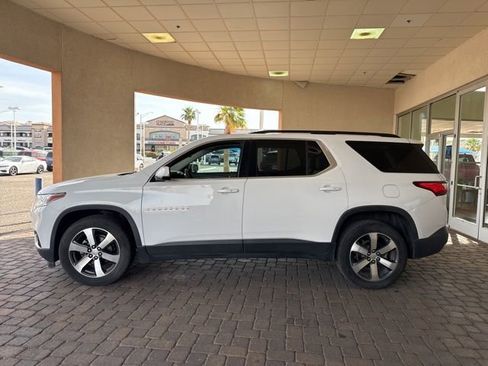 Used 2020 Chevrolet Traverse LT w/ LT Premium Package image 2