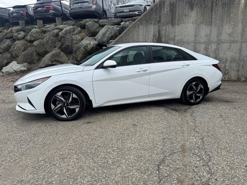 Used 2023 Hyundai Elantra SEL w/ Convenience Package FWD image 1