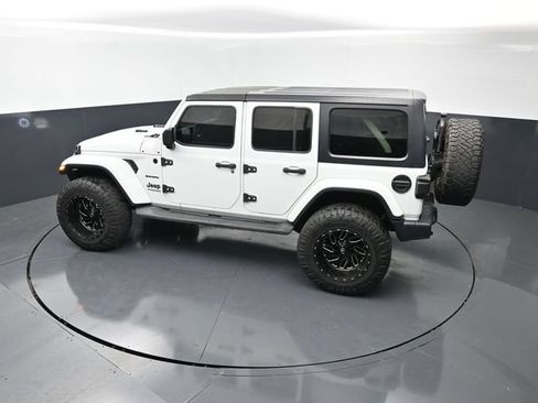 Used 2019 Jeep Wrangler Unlimited Sahara AWD/4WD image 16
