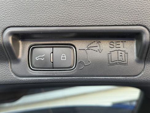Used 2021 Ford Explorer XLT w/ Equipment Group 202A AWD/4WD image 18