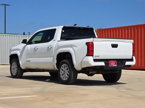 Certified 2025 Toyota Tacoma SR5 AWD/4WD image 3
