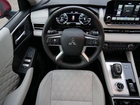 Used 2025 Mitsubishi Outlander SEL image 12