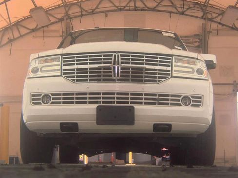 Used 2014 Lincoln Navigator 4WD w/ Equipment Group 101A image 3