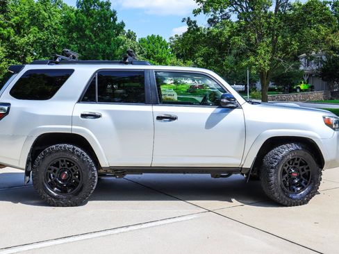 Used 2020 Toyota 4Runner Venture w/ Moonroof Package AWD/4WD image 6