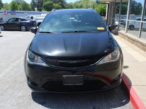 Used 2018 Chrysler Pacifica Touring-L Plus w/ S Appearance Package FWD image 2