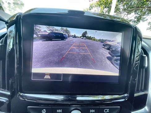 Used 2023 Chevrolet Traverse LT FWD image 15