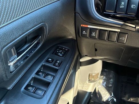 Used 2020 Mitsubishi Outlander SEL image 24
