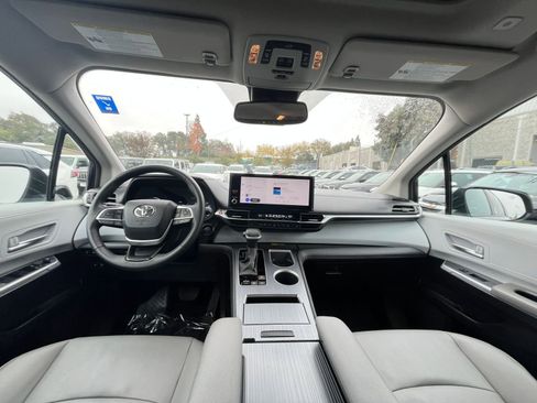 Used 2025 Toyota Sienna XLE image 35