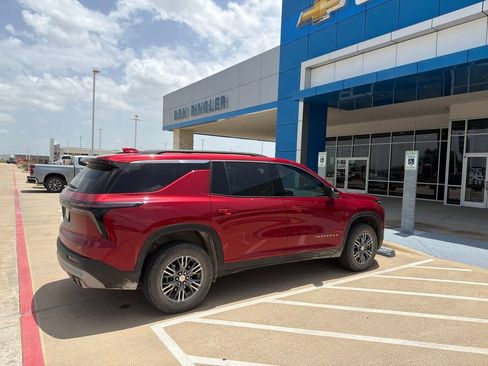 Used 2024 Chevrolet Traverse LT FWD image 2