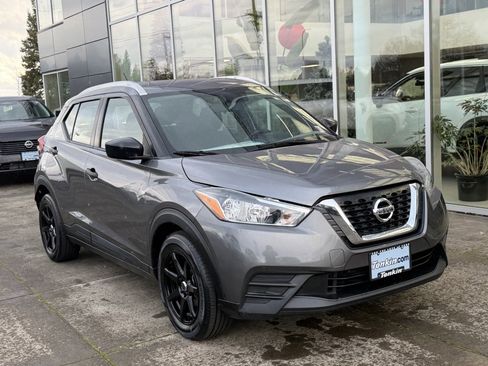 Used 2018 Nissan Kicks S image 2