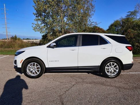 Used 2022 Chevrolet Equinox LT image 2