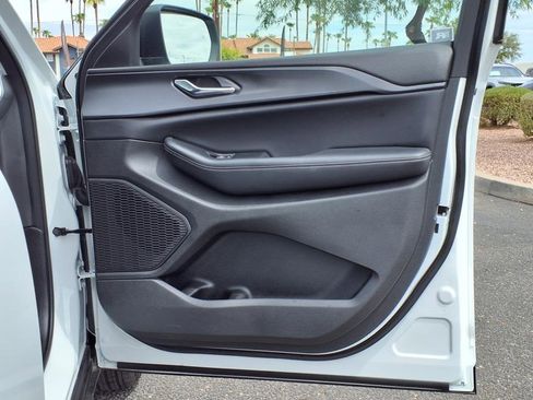 Used 2024 Jeep Grand Cherokee L Laredo image 15