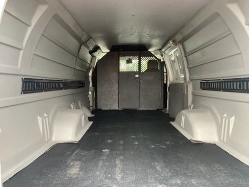 Used 2009 Ford E-350 and Econoline 350 Extended Super Duty RWD image 27