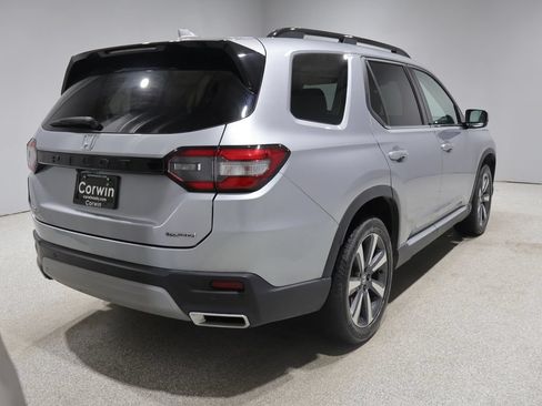 Used 2025 Honda Pilot Touring image 2