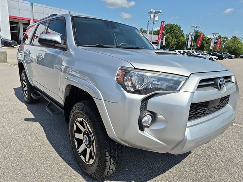 Used 2020 Toyota 4Runner TRD Off-Road AWD/4WD image 9