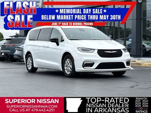 Used 2025 Chrysler Pacifica Select FWD image 1