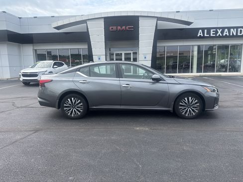 Used 2023 Nissan Altima 2.5 SV w/ SV Premium Package AWD/4WD image 2