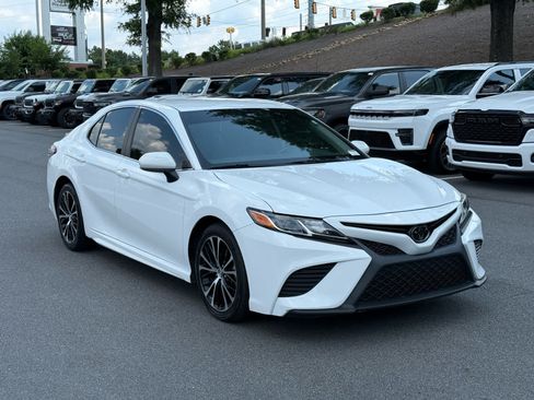 Used 2019 Toyota Camry SE FWD image 7