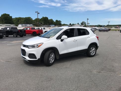 Used 2022 Chevrolet Trax LT w/ LT Convenience Package FWD image 3
