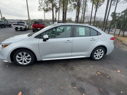 Used 2022 Toyota Corolla LE image 9