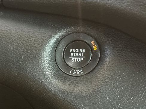 Used 2019 Jeep Cherokee Latitude Plus w/ Comfort/Convenience Group image 22