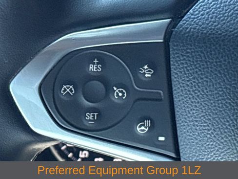 Used 2023 Chevrolet Traverse Premier FWD image 9