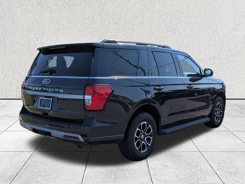 Used 2024 Ford Expedition XLT RWD image 3