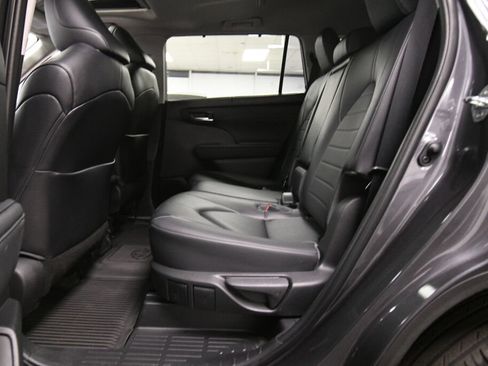 Used 2023 Toyota Highlander XLE AWD/4WD image 29