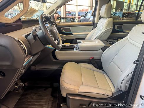 Used 2025 Ford Expedition Platinum w/ Platinum Ultimate Package image 10