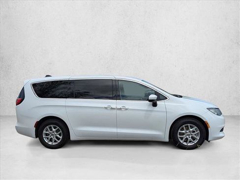 Used 2022 Chrysler Voyager LX FWD image 4
