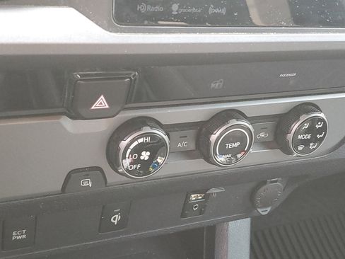 Used 2016 Toyota Tacoma TRD Sport image 21