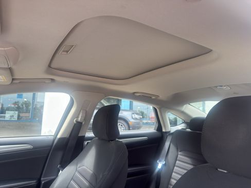 Used 2017 Ford Fusion SE FWD image 4