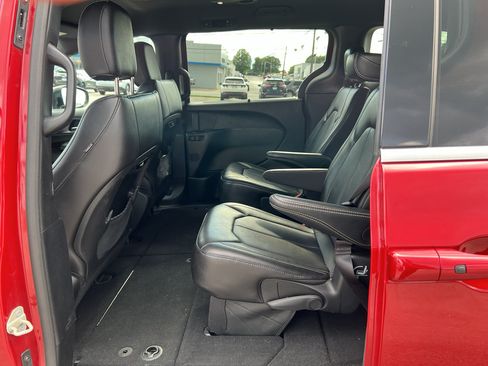 Used 2025 Chrysler Pacifica Select FWD image 10