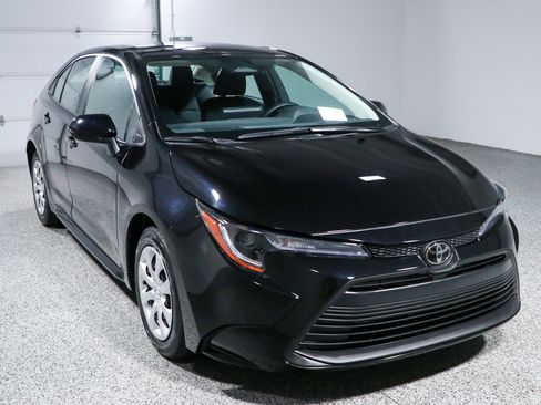 Used 2025 Toyota Corolla LE FWD image 5