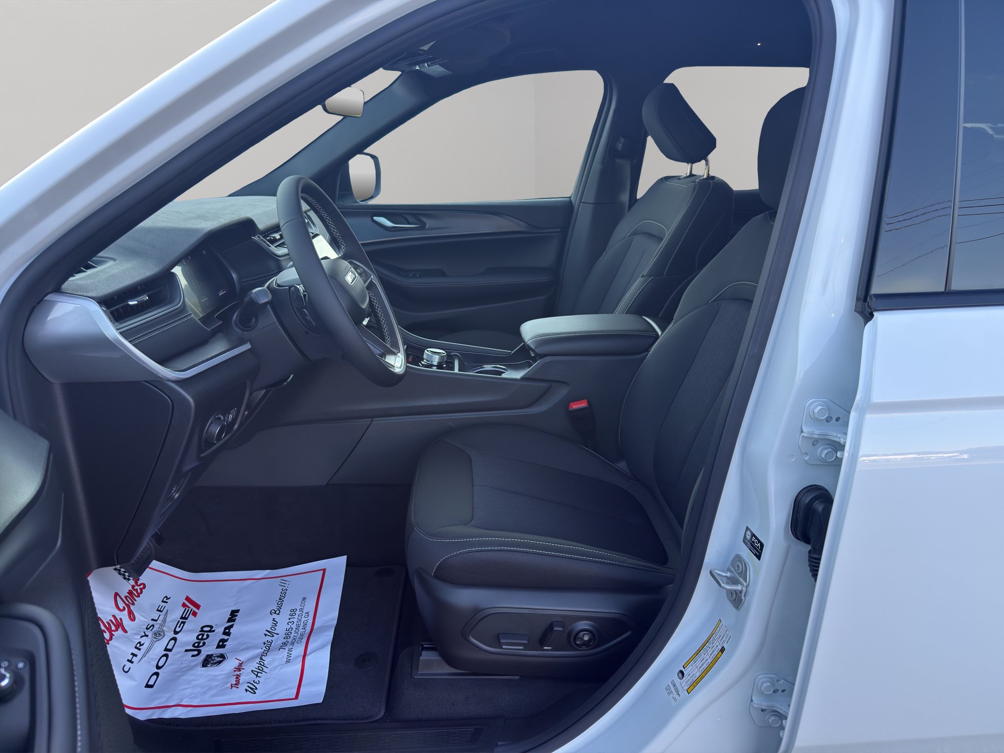New 2027 Jeep Grand Cherokee Laredo RWD image 4