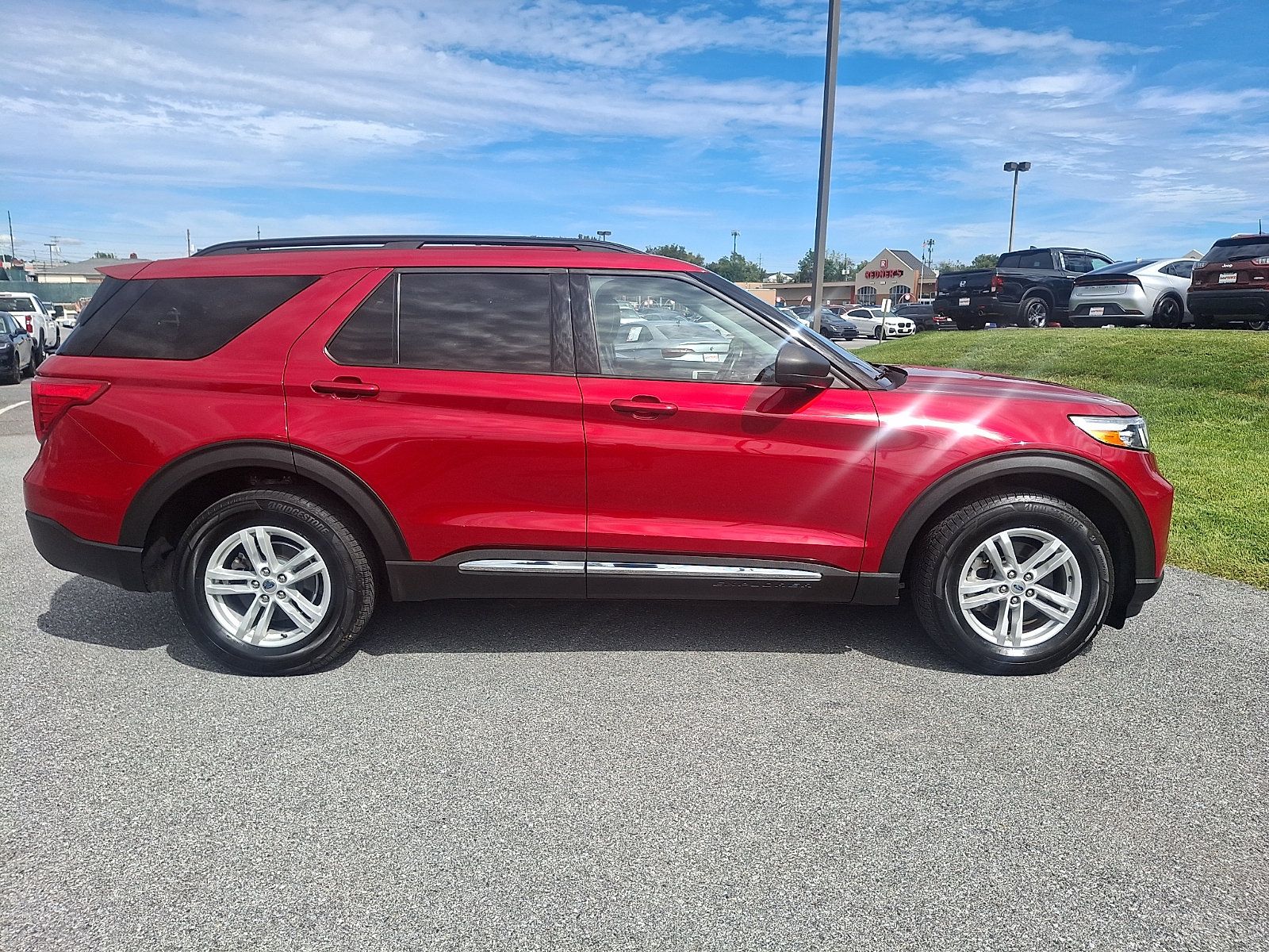 Used 2021 Ford Explorer XLT w/ Equipment Group 202A AWD/4WD image 7