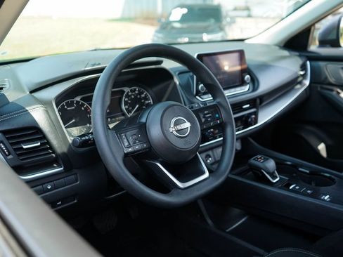 Used 2024 Nissan Rogue SV FWD image 6