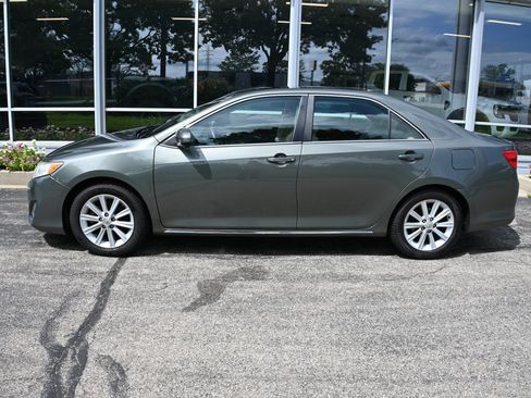 Used 2014 Toyota Camry XLE w/ Leather Package FWD image 2