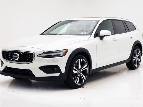 Used 2025 Volvo V60 B5 Cross Country Plus image 2