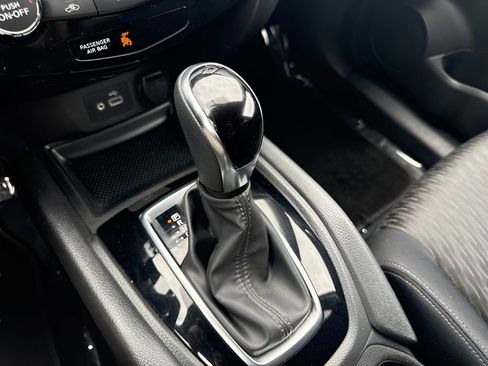 Used 2018 Nissan Rogue SV AWD/4WD image 17