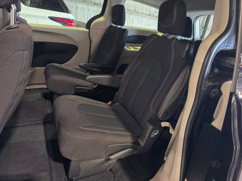 Used 2023 Chrysler Voyager LX FWD image 7