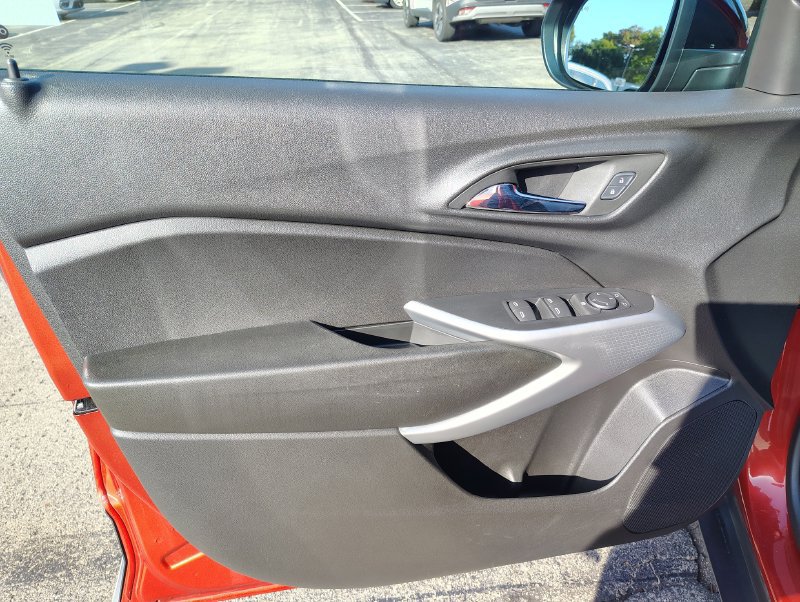 Used 2024 Chevrolet Trax RS w/ Sunroof Package FWD image 28