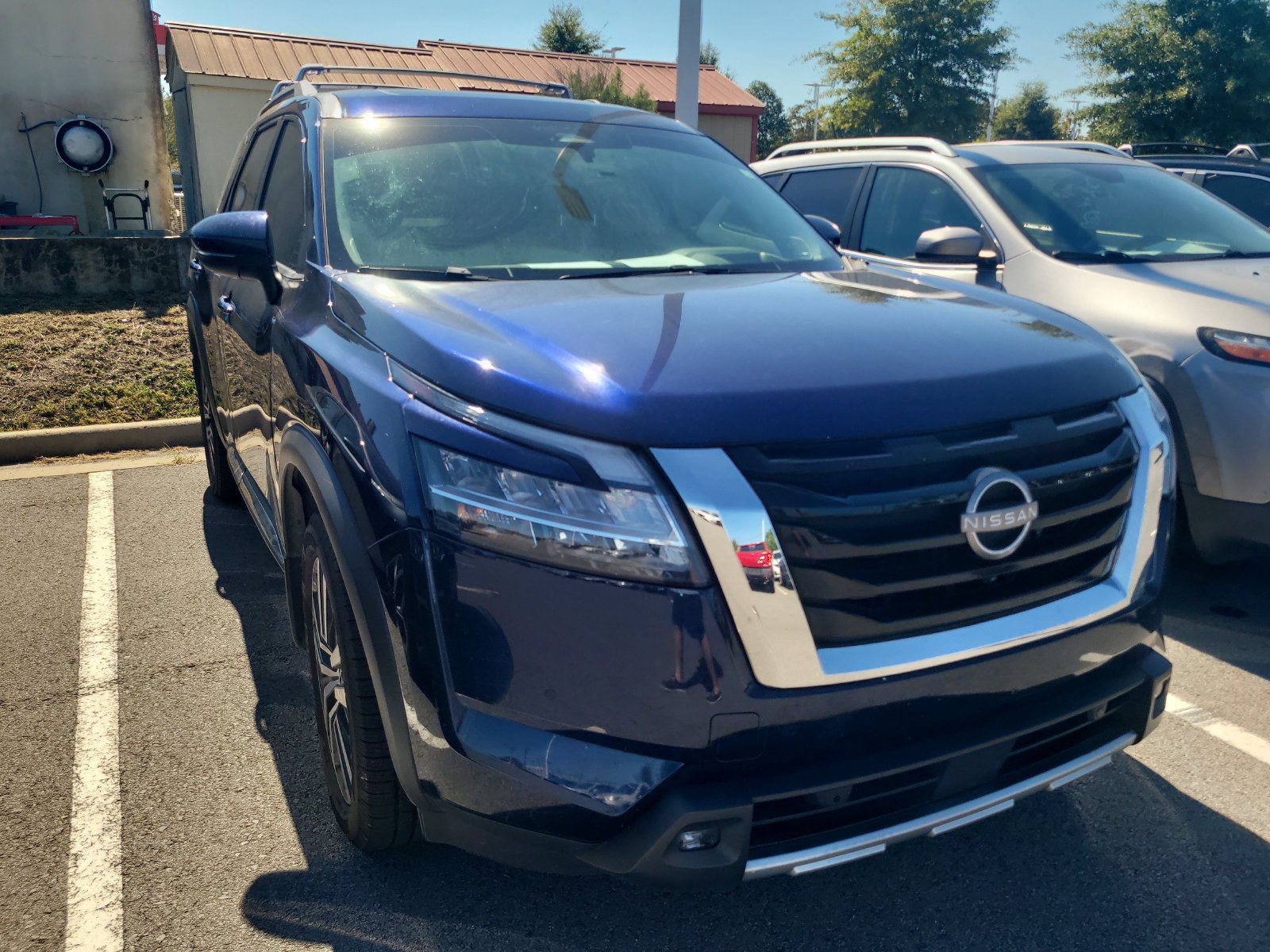 Used 2022 Nissan Pathfinder Platinum w/ Cargo Package AWD/4WD image 3