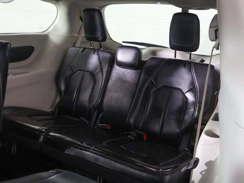 Used 2023 Chrysler Pacifica Touring-L FWD image 30