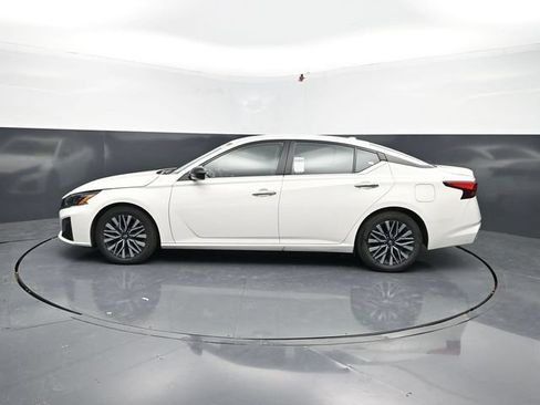 Used 2025 Nissan Altima 2.5 SV FWD image 4