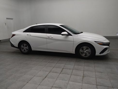 Used 2025 Hyundai Elantra SE image 11