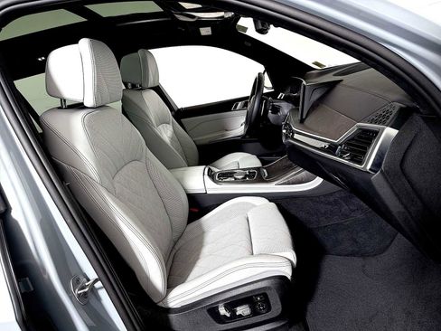 Certified 2025 BMW X7 xDrive40i w/ M Sport Package image 25