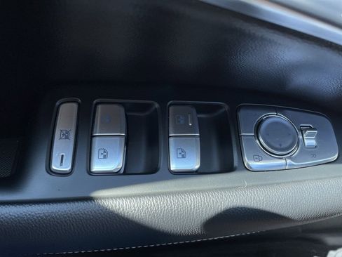 Used 2025 Genesis G70 2.5T image 18