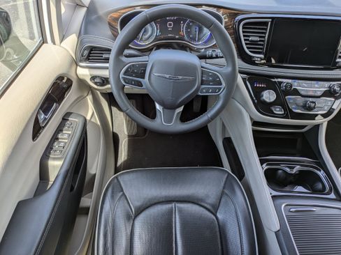 Used 2023 Chrysler Pacifica Limited image 4